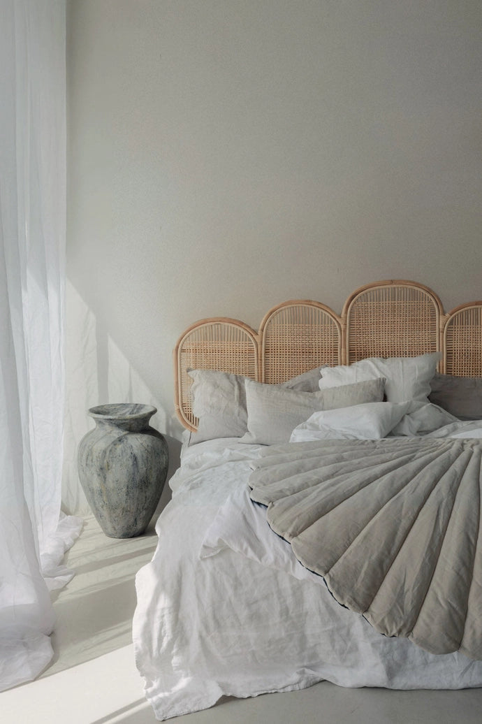 Sengegavl i håndvevd økologisk rotting