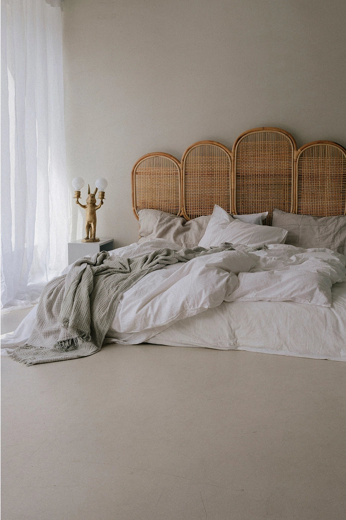 Sengegavl i håndvevd økologisk rotting